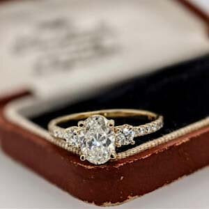 14kt yellow gold containg: 1 approx .95ct oval I ,I1 ; approx .37ct round dimonds color h, SI1; approx 1.37ctw