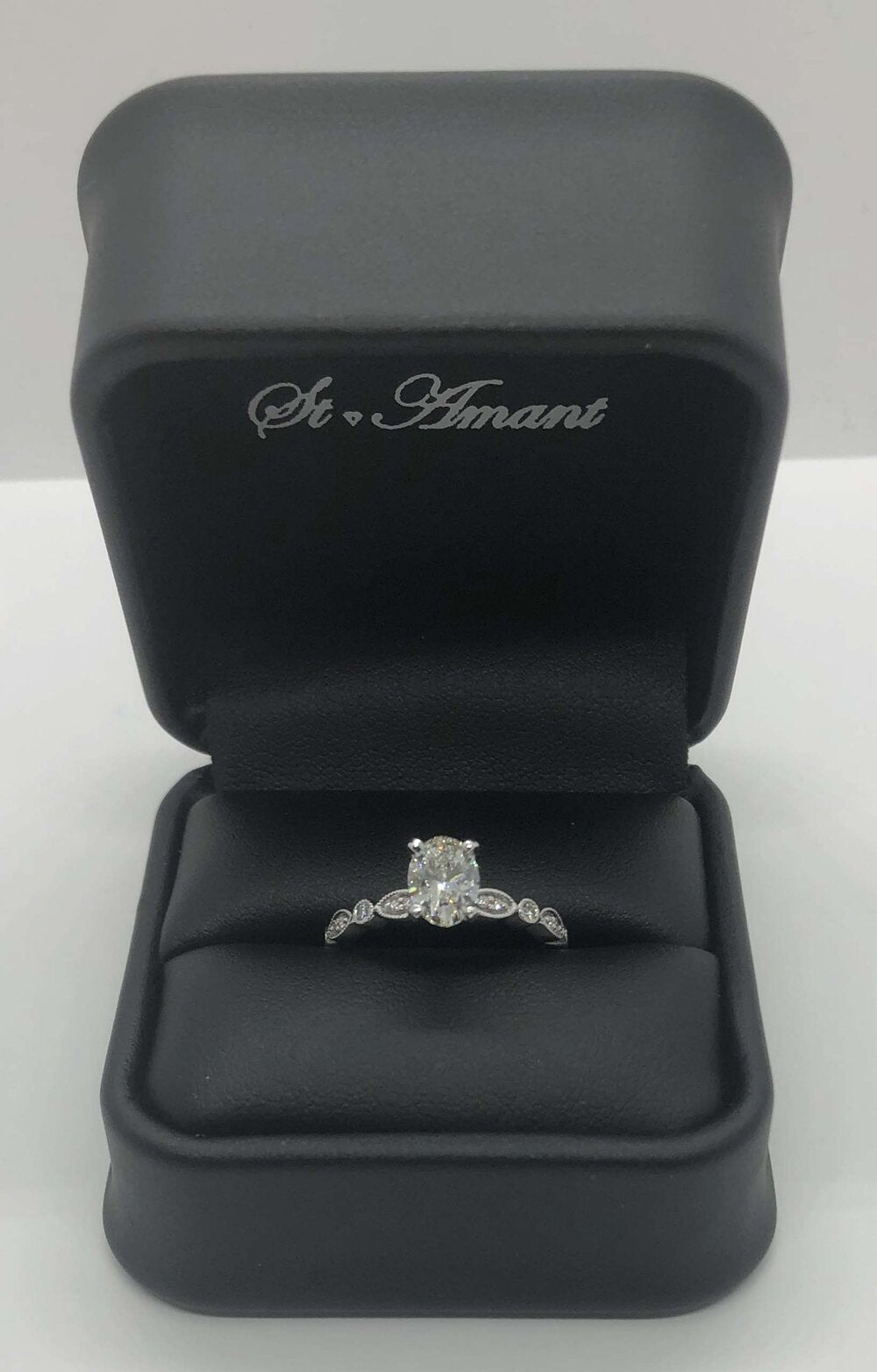 White Gold Engagement Ring Conatining: Approx 1.01ct oval damond color H, clarity SI1; approx .15tw round diamonds in band